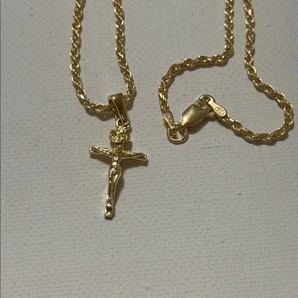 Elegant 925 sterling silver Gold Cross Pendant Necklace 18’ - Picture 6 of 13